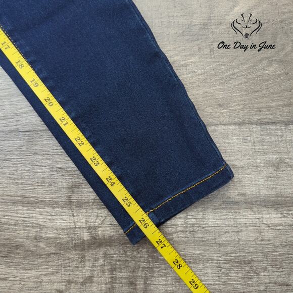 Tahari Kelly Mid Rise Skinny Jeans Size 8 - Picture 5 of 6